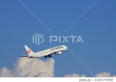 離陸、上昇する旅客機 ジェット機 離陸、上昇する旅客機 ジェット機 108374498