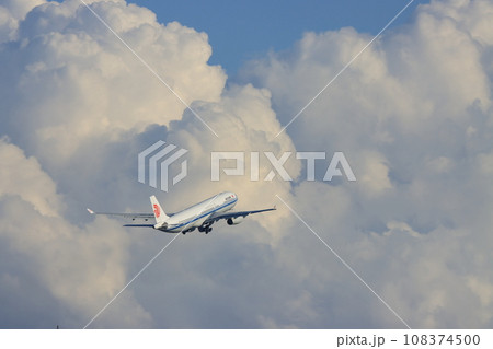 離陸、上昇する旅客機　ジェット機 108374500