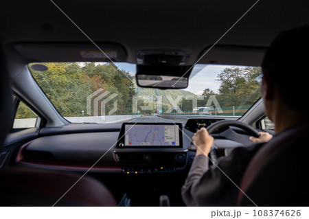 高速道路を走行中の自動車の運転席 108374626