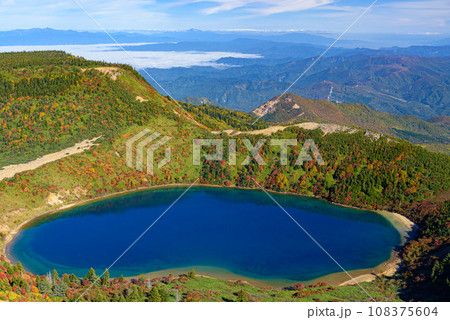 秋の一切経山から望む五色沼の絶景(魔女の瞳) 秋の一切経山から望む五色沼の絶景(魔女の瞳) 108375604