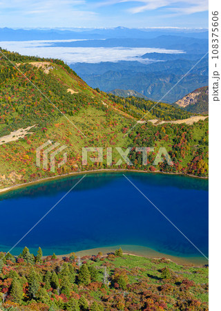 秋の一切経山から望む五色沼の絶景(魔女の瞳) 秋の一切経山から望む五色沼の絶景(魔女の瞳) 108375606