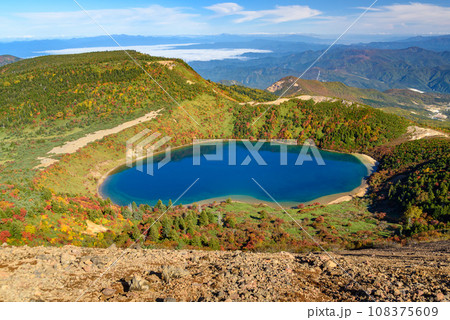 秋の一切経山から望む五色沼の絶景(魔女の瞳) 秋の一切経山から望む五色沼の絶景(魔女の瞳) 108375609