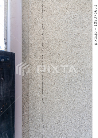 築年数の古い一戸建て住宅の亀裂の入った外壁 築年数の古い一戸建て住宅の亀裂の入った外壁 108375631