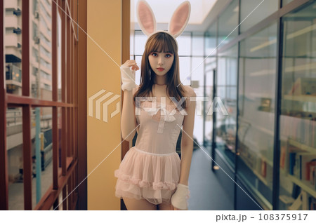 遊園地で着ぐるみを着た女の子 遊園地で着ぐるみを着た女の子 108375917