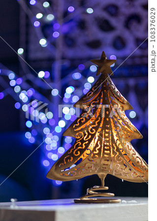 エキゾチックなクリスマスツリー型のロウソク立て エキゾチックなクリスマスツリー型のロウソク立て 108376029