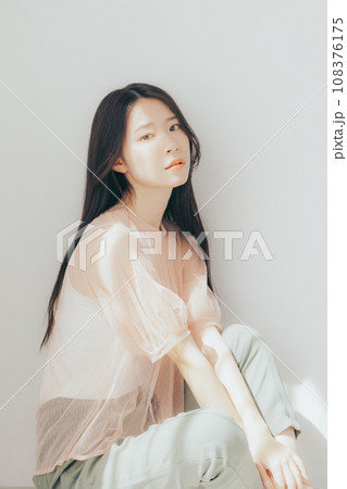 若い女性のビューティの写真 108376175