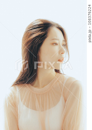 若い女性のビューティの写真 108376224