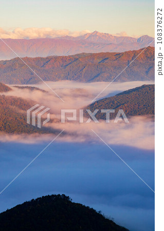 朝日に照らされる雲海と紅葉の山々 朝日に照らされる雲海と紅葉の山々 108376272