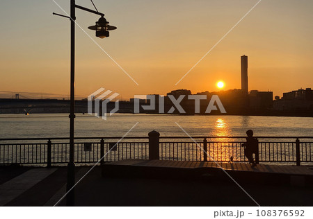 夕陽を背景に子どものシルエット 108376592