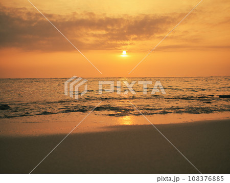 美しい海岸の夕日。沖縄県読谷村。 美しい海岸の夕日。沖縄県読谷村。 108376885