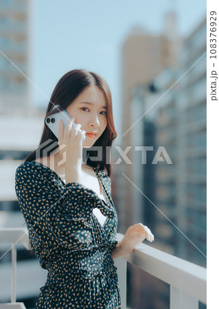 若い女性がスマホを持っているシーン 108376929