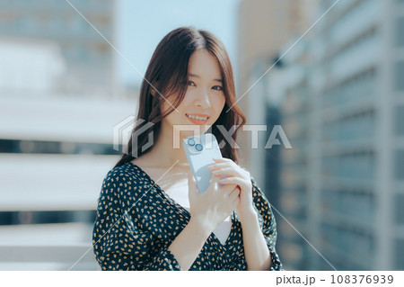 若い女性がスマホを持っているシーン 若い女性がスマホを持っているシーン 108376939