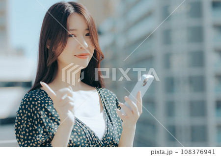 若い女性がスマホを持っているシーン 若い女性がスマホを持っているシーン 108376941