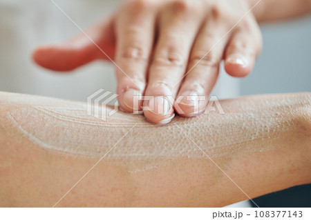 腕にクリームを塗る若い男性 腕にクリームを塗る若い男性 108377143