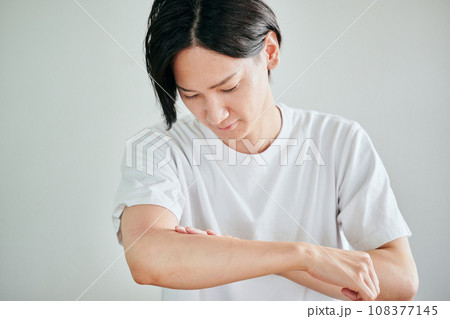 腕にクリームを塗る若い男性 腕にクリームを塗る若い男性 108377145