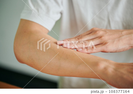 腕にクリームを塗る若い男性 108377164