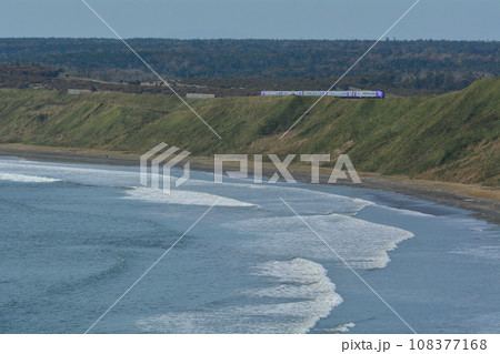 落石三里浜海岸沿いを走るキハ261系の列車 落石三里浜海岸沿いを走るキハ261系の列車 108377168