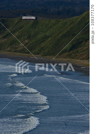 落石三里浜海岸沿いを走る列車 108377170