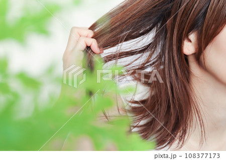 髪の毛を触る女性 ヘアケアイメージ 髪の毛を触る女性 ヘアケアイメージ 108377173