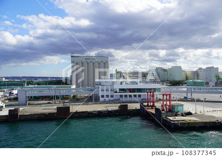 出航するフェリー(シルバーティアラ)から見る八戸港 出航するフェリー(シルバーティアラ)から見る八戸港 108377345