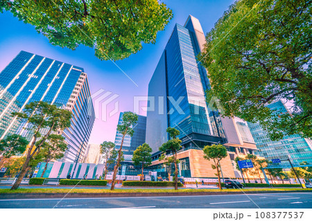 日本の横浜都市景観 2024年春開業予定の横浜シンフォステージや新高島駅周辺のオフィスビル群など 108377537