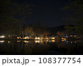 夜の駒出池キャンプ場のテントの明かり 108377754