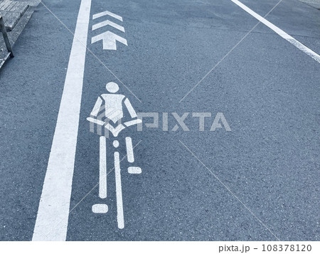 自転車ナビマークのある道路 自転車ナビマークのある道路 108378120