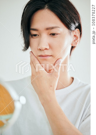 顔にクリームを塗る若い男性 顔にクリームを塗る若い男性 108378227