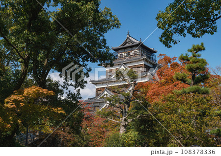 広島城 天守閣の秋景色 108378336