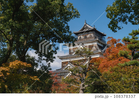 広島城 天守閣の秋景色 108378337