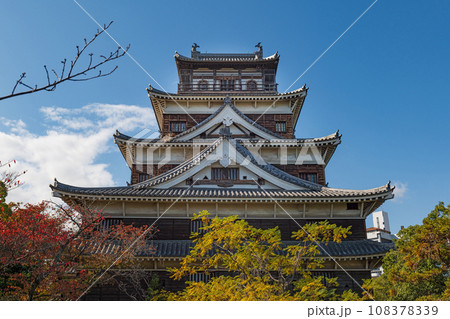 広島城 天守閣の秋景色 108378339