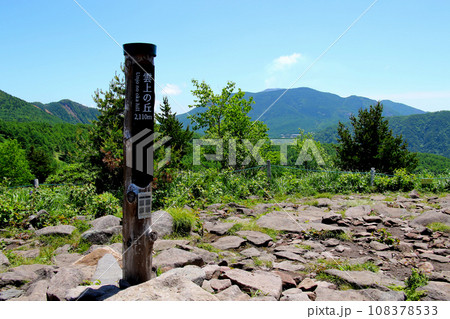 池の平湿原　雲上の丘　2,110m　から　水ノ塔山・篭ノ塔山　を望む 108378533
