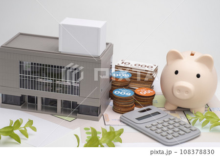 大型ビルとと間取り図と貯金箱と電卓 大型ビルとと間取り図と貯金箱と電卓 108378830