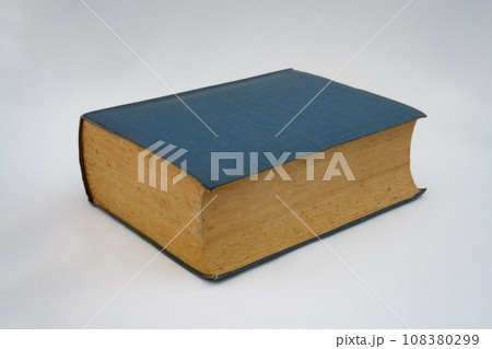 古い革装の本 斜め横置き 古い革装の本 斜め横置き 108380299