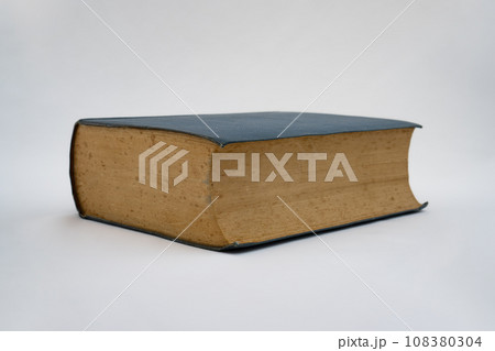 古い革装の本 水平アングルで角から 108380304