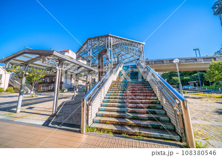 日本の横浜都市景観 横浜市営地下鉄 中川駅前(副名称・東京都市大横浜キャンパス前)などを望む 108380546