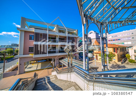 日本の横浜都市景観 横浜市営地下鉄 中川駅(副名称・東京都市大横浜キャンパス前)などを望む 日本の横浜都市景観 横浜市営地下鉄 中川駅(副名称・東京都市大横浜キャンパス前)などを望む 108380547
