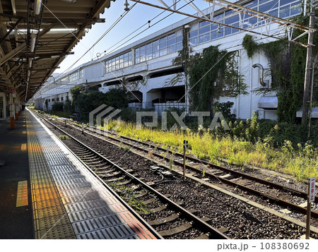 熱海駅の在来線のプラットホームと新幹線の駅舎 熱海駅の在来線のプラットホームと新幹線の駅舎 108380692