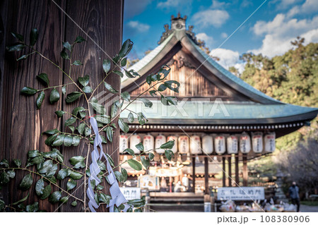 梅宮大社のお正月、大幣の飾られた随神門から拝殿を眺める 梅宮大社のお正月、大幣の飾られた随神門から拝殿を眺める 108380906
