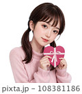 AIで生成したリボン付きのハートのバレンタインチョコの箱を持つ女の子 AIで生成したリボン付きのハートのバレンタインチョコの箱を持つ女の子 108381186