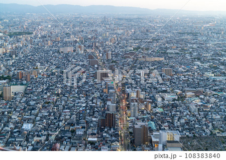 【大阪の都市風景】あべのハルカス　展望台から見た日没前の眺望【ハルカス300】 108383840