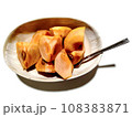 季節の果物旬の食べ物、秋の西条柿を剥いたデザート皿 108383871