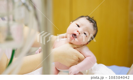 生後0日の新生児 生後0日の新生児 108384042