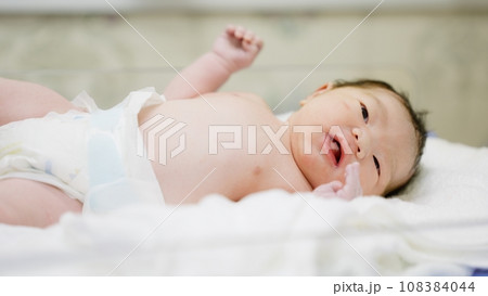 生後0日の新生児 108384044