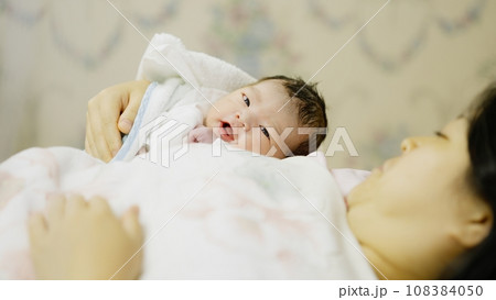 生後0日の新生児 生後0日の新生児 108384050