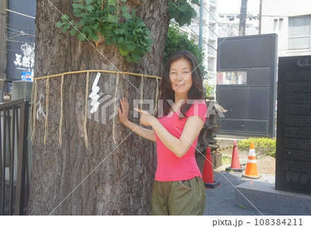 お寺の境内を掃除する長身美女 お寺の境内を掃除する長身美女 108384211