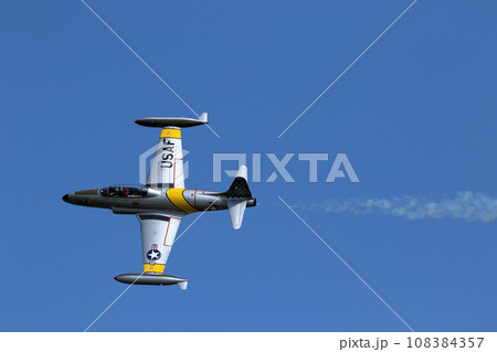 飛行中のカナディア CT-133練習機 108384357