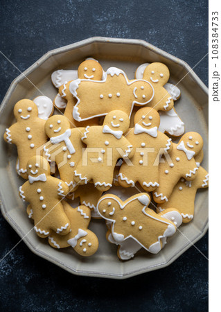Christmas gingerbread man cookies over dark background 108384733