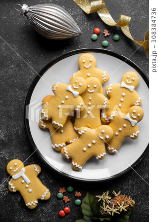 Christmas gingerbread man cookies over dark background, copy space. 108384736