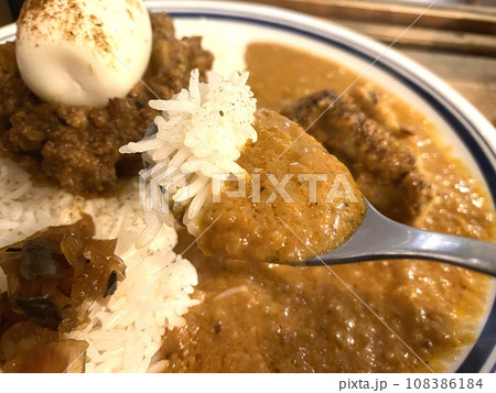 【カレー】美しく盛り付けられた本格スパイスカレー(チキンカレーとキーマカレー)箸上げ・チキンカレー 【カレー】美しく盛り付けられた本格スパイスカレー(チキンカレーとキーマカレー)箸上げ・チキンカレー 108386184